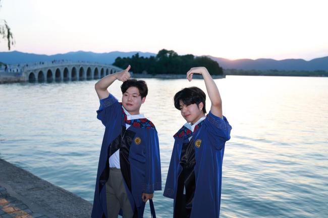 中学教的是答案 大学教的是问题：探索与成长的奥德赛期