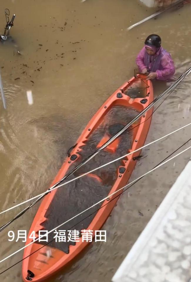 水位涨至胸口 男子划皮划艇挨家救援