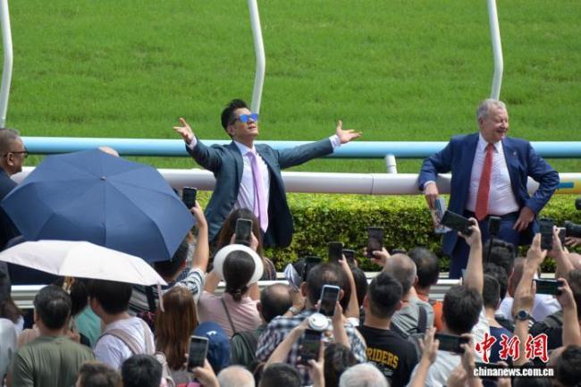 香港新马季开锣 “嘉应高升”21连胜夺杯