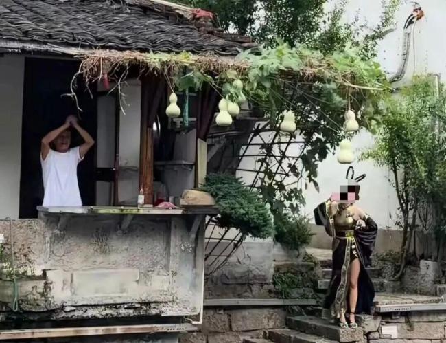 “葫芦娃爷爷”：明年大概率不会种了 游客热情带来困扰