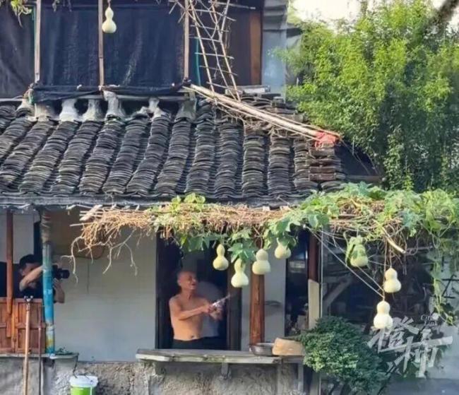 “葫芦娃爷爷”：明年大概率不会种了 游客热情带来困扰