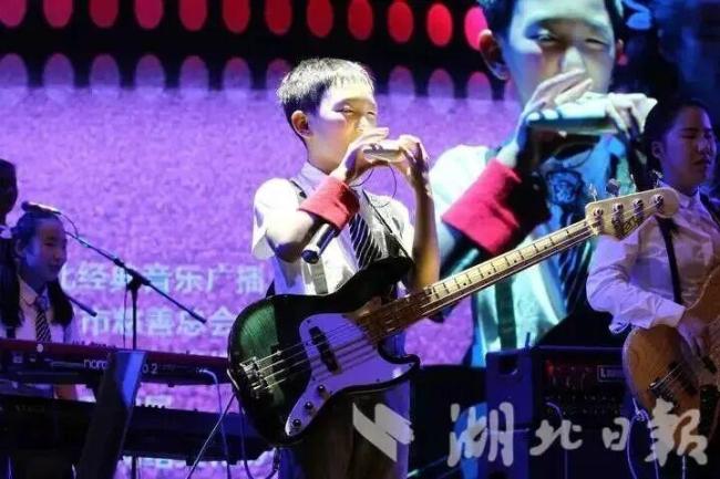 惨遭伤害永久失明男孩完成大学报到 13年励志之路