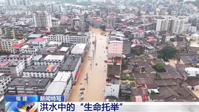 “生命托举”全网刷屏 洪水中的坚实守护