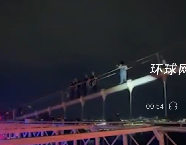 美国持刀男子被警方击毙