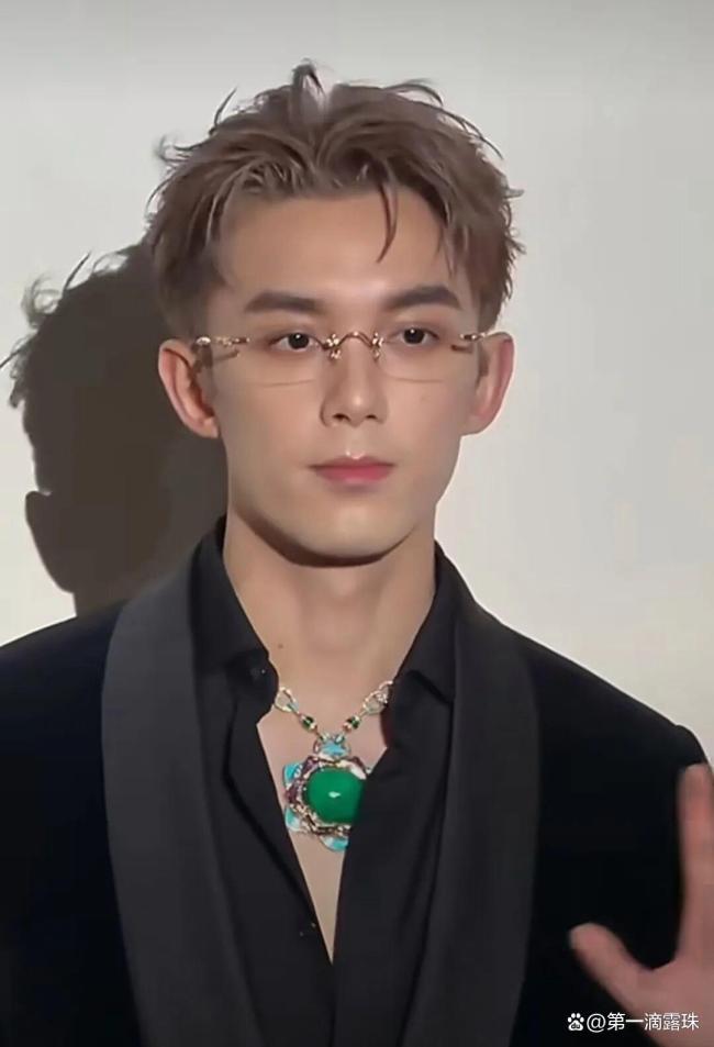 刘亦菲脸比珠宝还闪 再度上演“珠宝消失术”