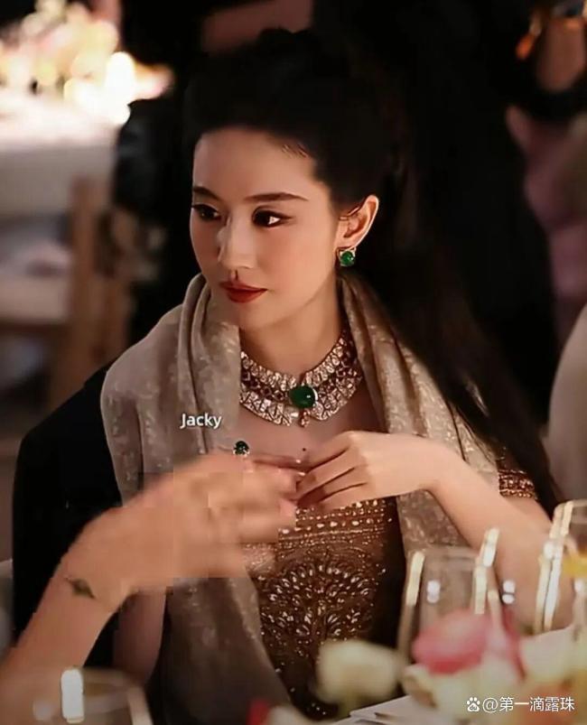 刘亦菲脸比珠宝还闪 再度上演“珠宝消失术”