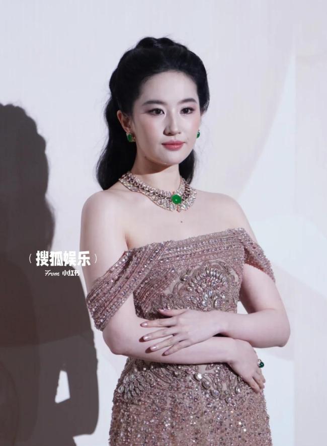 刘亦菲曾被裁掉过 合照风波再起
