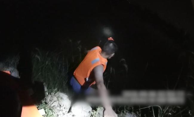 入职14天新警跳湖救落水男子 有警察的样子