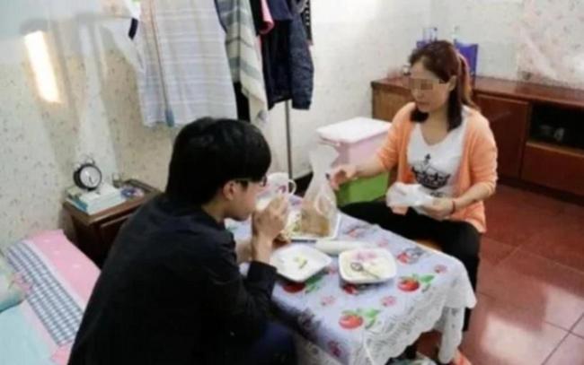 女子花20万买房车陪读上高中儿子 为孩子多睡20分钟引发热议
