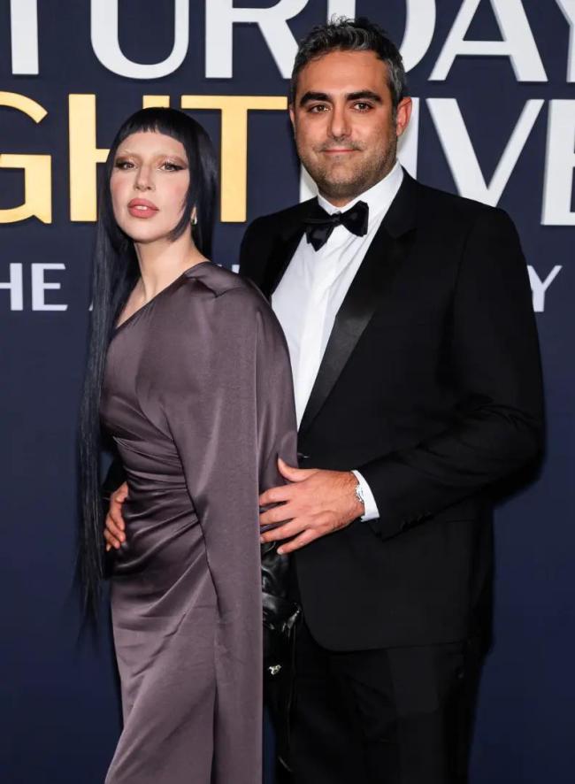 美国女歌手Lady Gaga正式当妈 低调街头遛娃