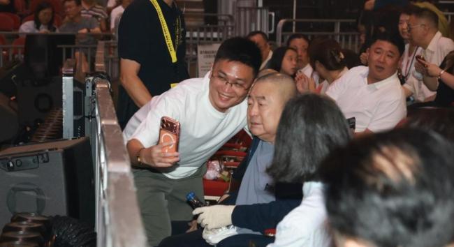 刘銮雄与弟弟罕同场看谭咏麟演唱会 家族同框引关注