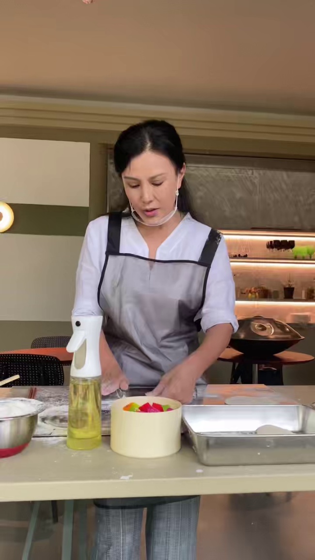 女演员朱晏卖韭菜盒子？本人回应 玩笑话引发热议