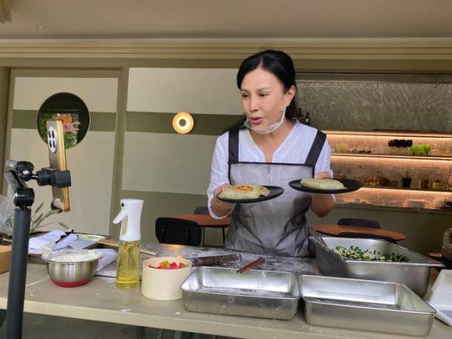 女演员朱晏卖韭菜盒子？本人回应 玩笑话引发热议