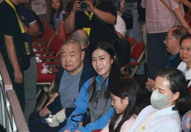 刘銮雄与弟弟罕同场看谭咏麟演唱会 家族同框引关注