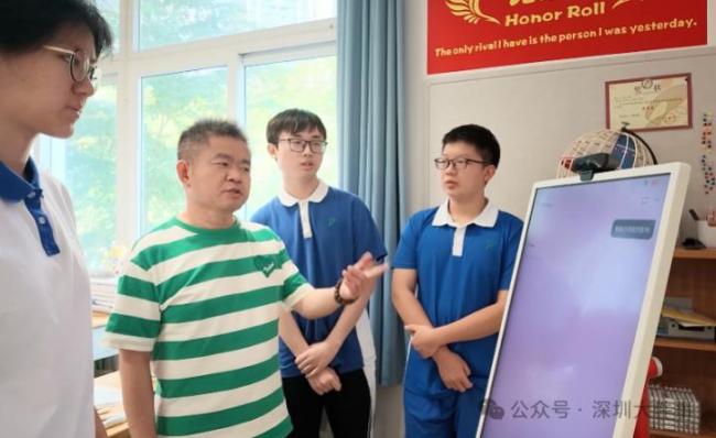 网红老师把27万份高考资料全喂给AI 打造智能历史助教