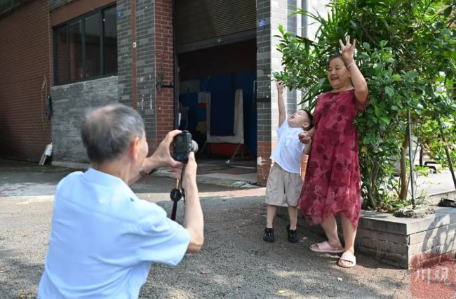 成都85岁大爷老式照相馆不P图不精修 26年坚守匠人情怀