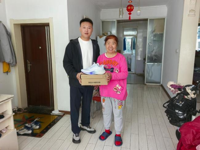 外地跑者鞋坏了 志愿者脱鞋相送 冰城温度暖人心