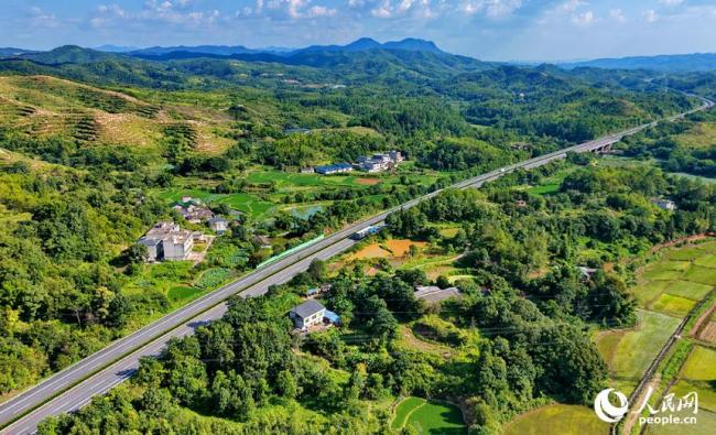 江西会昌：银龙穿翠 路畅景美