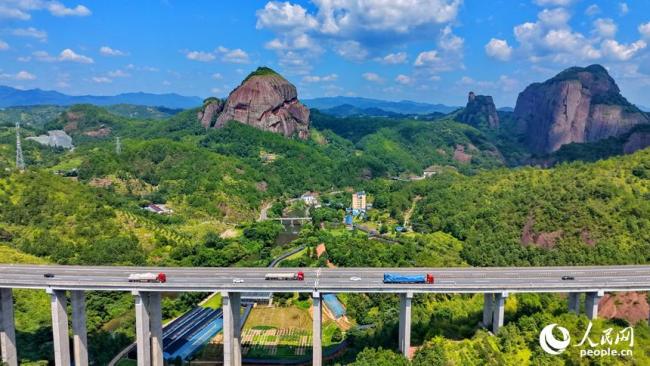 江西会昌：银龙穿翠 路畅景美