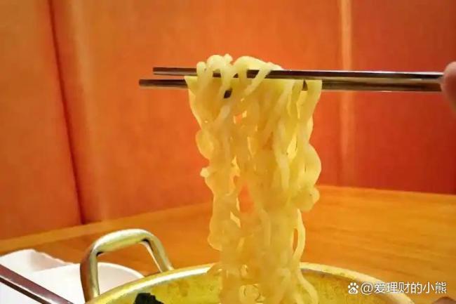 泡面怎么成了深夜“顶配大餐” 从将就到讲究的转变