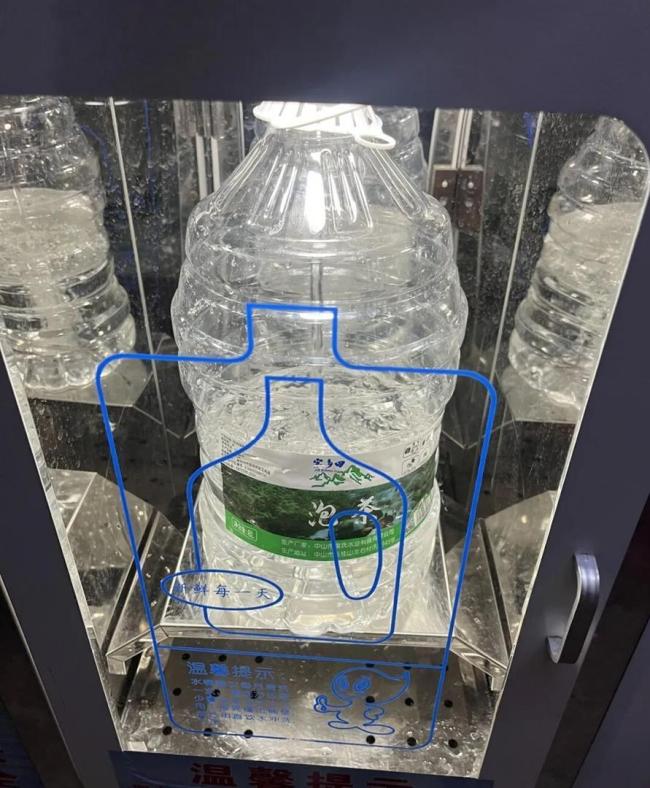 售水机脏成这样 售水的人不知道吗 水质问题频发引担忧