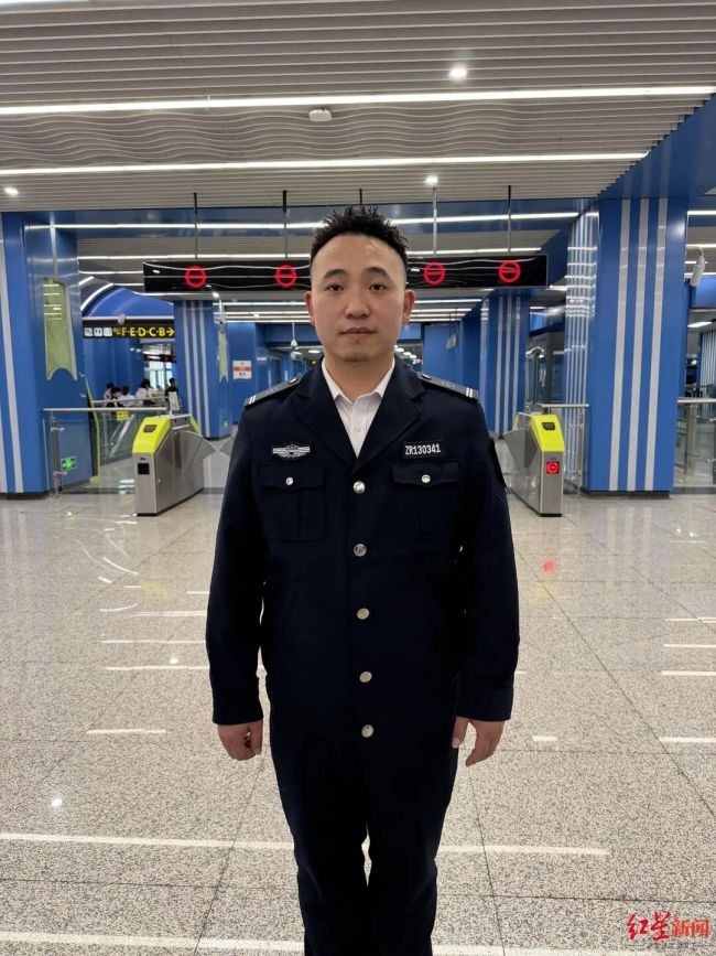 博主坐轮椅搭乘成都地铁被暖心帮扶 感受城市温度