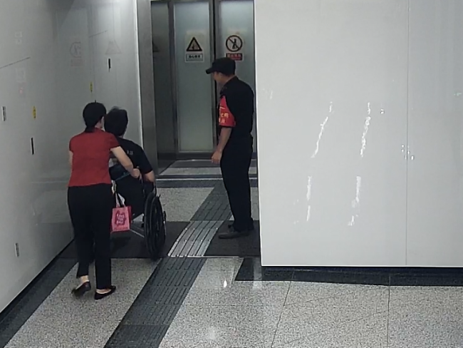 博主坐轮椅搭乘成都地铁被暖心帮扶 感受城市温度