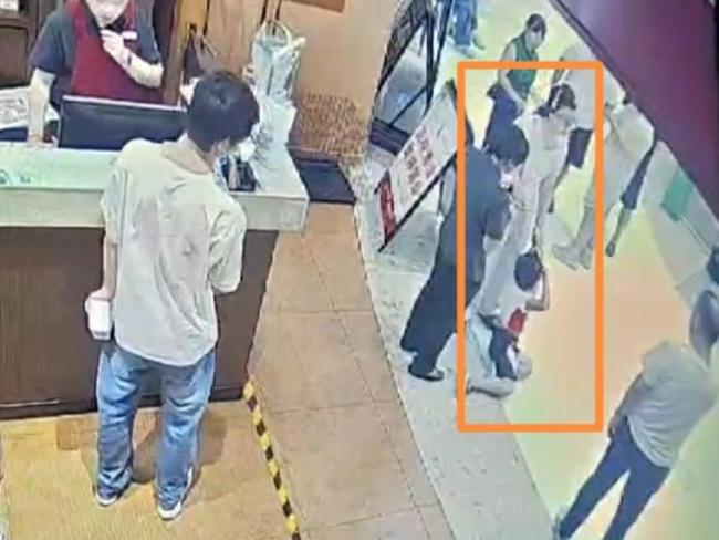 碰臀事件父亲不想孩子卷入骂战 守护孩子的宁静童年