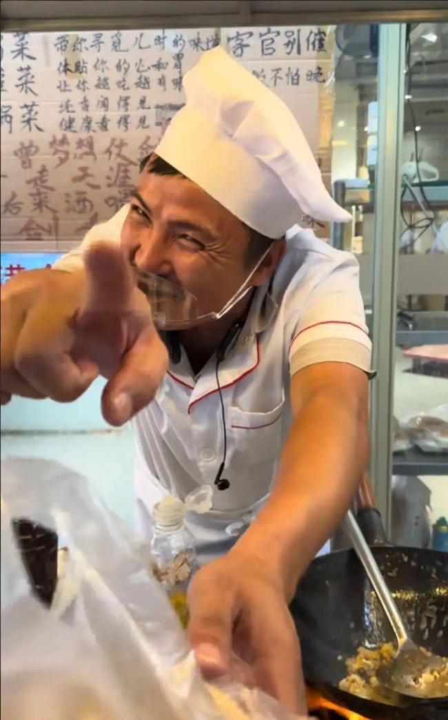 撞脸沈腾摊主复刻徐福炒饭或涉侵权 模仿引争议