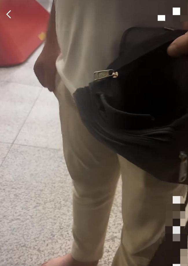 巴基斯坦人在浦东机场偷电脑被驱逐 咖喱味成线索