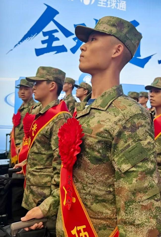 北京新兵奔赴军营 首都青年启程报国