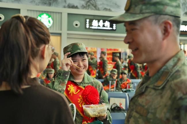 北京新兵奔赴军营 首都青年启程报国