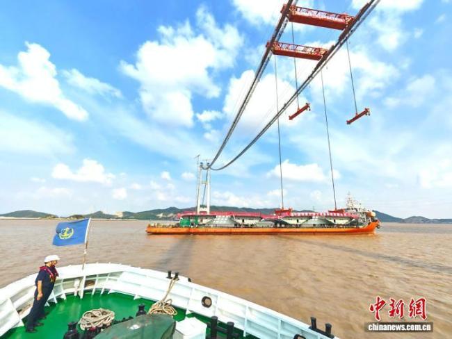 国内最大跨度跨海桥梁建设进入新阶段 首节钢箱梁吊装完成