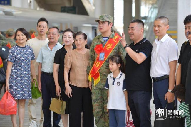 温州入伍新兵赴军营 踏上军旅征程