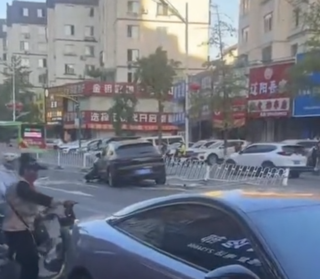 保时捷撞护栏零件飞砸对向车， 被砸车主：对方还想倒车驶离