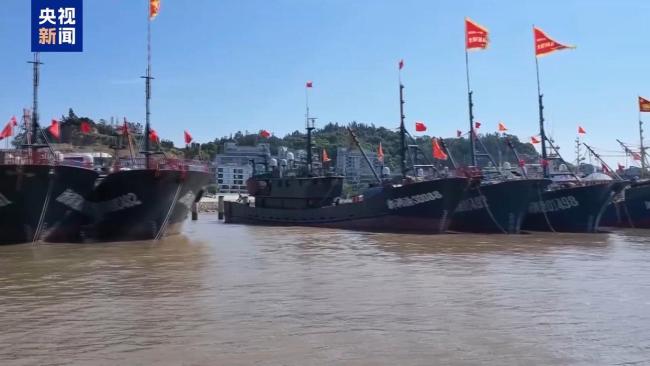 开渔啦 浙江温州渔船逐浪争“鲜”出海