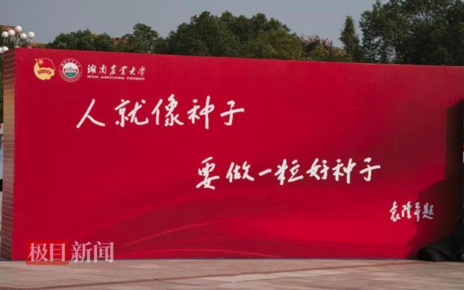 父亲背鸡蛋接考男孩开学典礼发言 承载家庭温柔与期盼