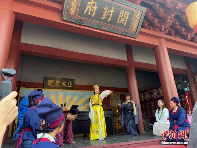 记者走进横店片场体验短剧拍摄 亲身感受短剧工业化