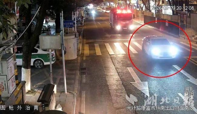 交警回应轿车闯红灯让行消防车 不避让被罚引发关注