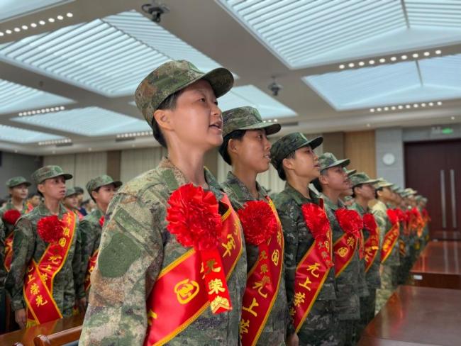 广州60余名女兵启程奔赴军营