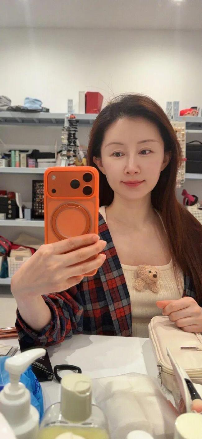 舒畅脸部状态 回应争议展现自信