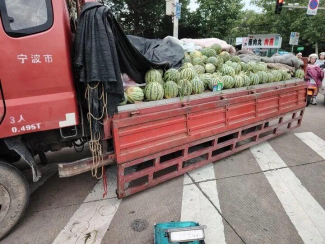 宁波夜市砸瓜事件，双方已签订调解协议书，动手一方赔偿西瓜摊主 6 万多元，怎样看待这一结果？