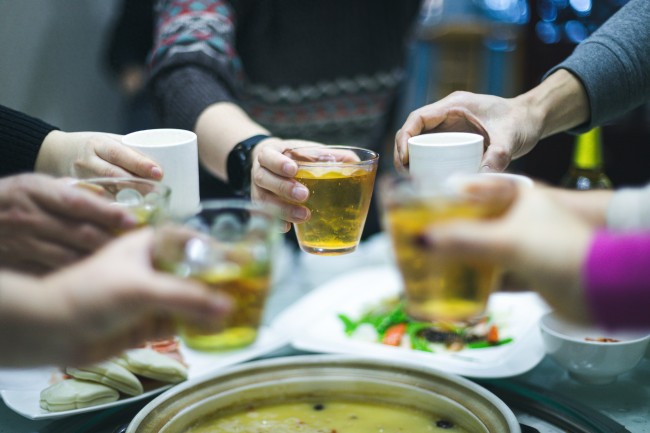 男子与酒馆烧烤师傅拼酒，“一口闷”数杯68度白酒后身亡，家属索赔90万！