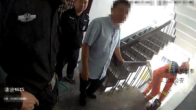 保安上班时捡到写着自己名字的纸条 及时救助被困老人