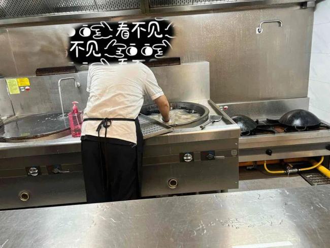 南京一幼儿园用炒菜锅洗拖把 后厨乱象曝光