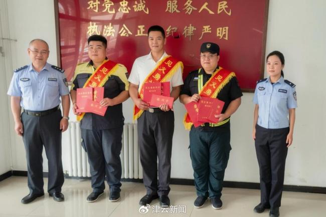 物业班长制服贴涉黄广告者获见义勇为 制止诈骗保护居民安全