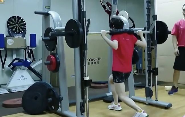 张家齐的发育期太痛了！“天才少女”张家齐，决定向钱看