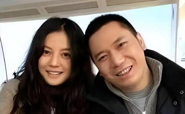 赵薇犬子竟然16岁了！金棕长鬈发身高近一米七，网友直呼眉眼详尽太像姆妈 母女情深照曝光