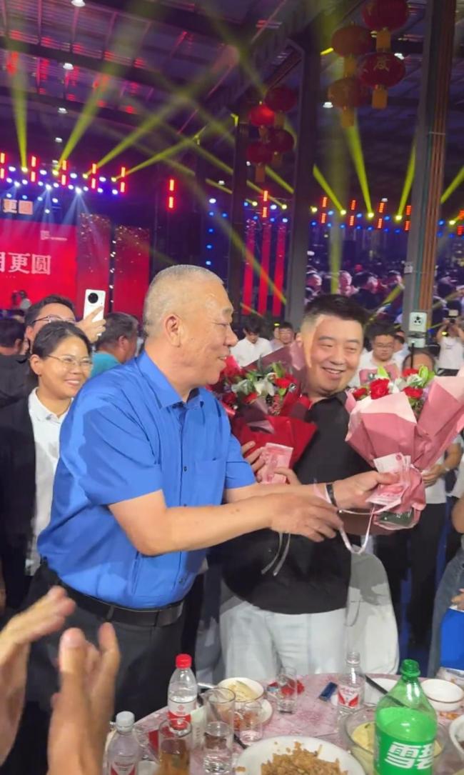 “河南最爱发钱老板”中秋又要发钱了 宴请1.5万人共度佳节