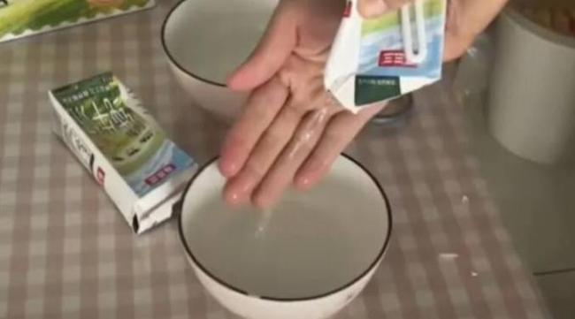 纯牛奶里倒出透明液体 董事长道歉 操作失误致测试样品混入成品